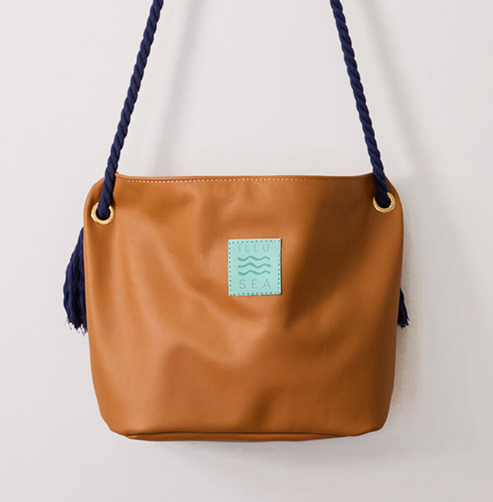 Voyage Shoulder Bag in Camel